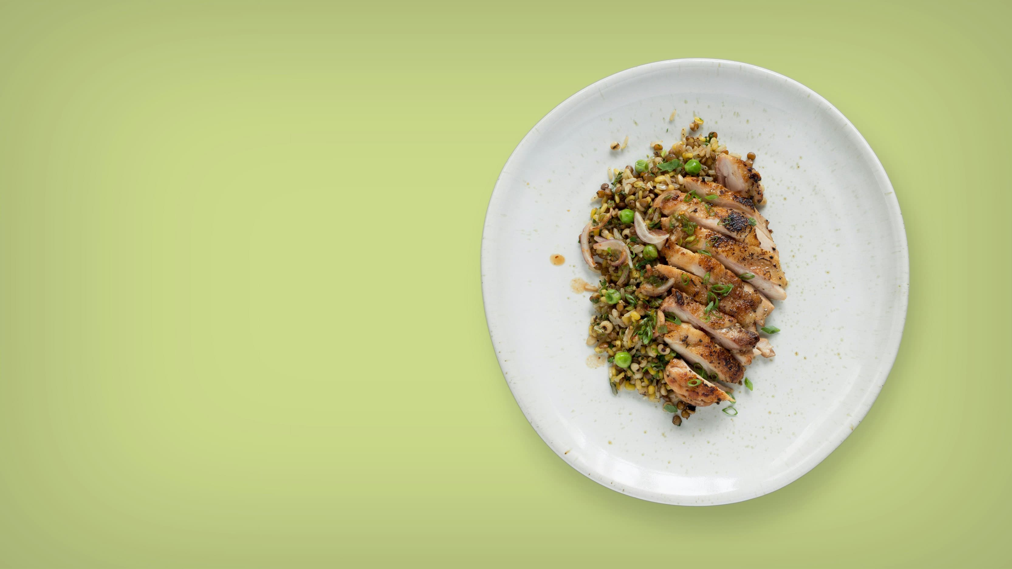 Prato saudável para emagrecer com frango grelhado, grãos integrais e vegetais em vista superior.